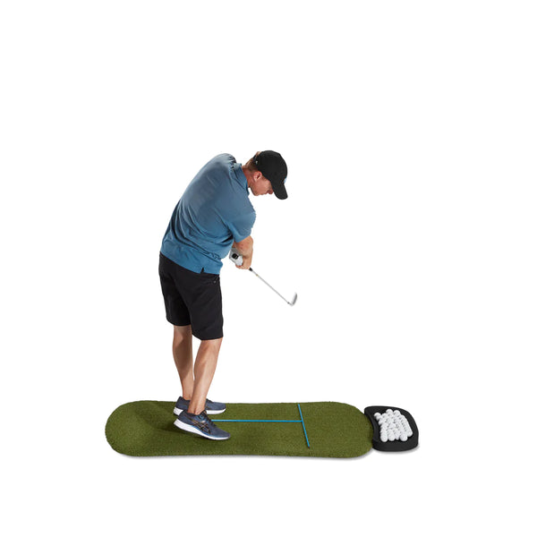 Golfer with Fiberbuilt Hourglass mat and alignment sticks