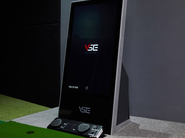 Voice Caddie VSE Launch Monitor with integrated screen, close up with mat.